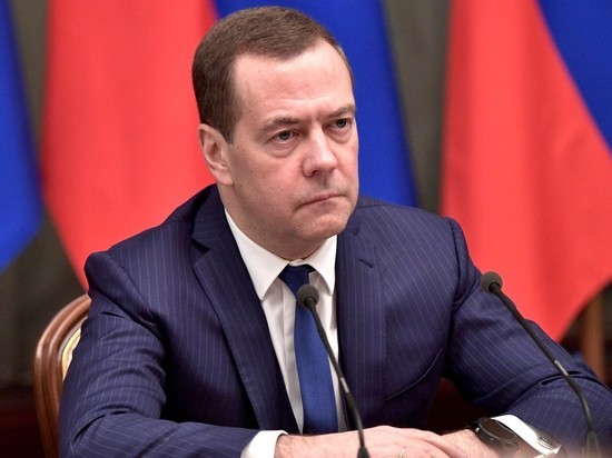 Медведев намекнул на отмену длинных новогодних каникул: народ не поймет
