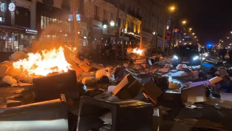 Баррикады и столкновения с полицией во Франции. Видео
