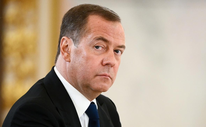 Медведев призвал лишить иноагентов дохода в России и вспомнил об