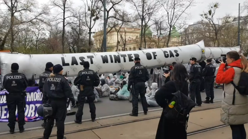 Экоактивисты попытались сорвать газовую конференцию в Вене. Видео
